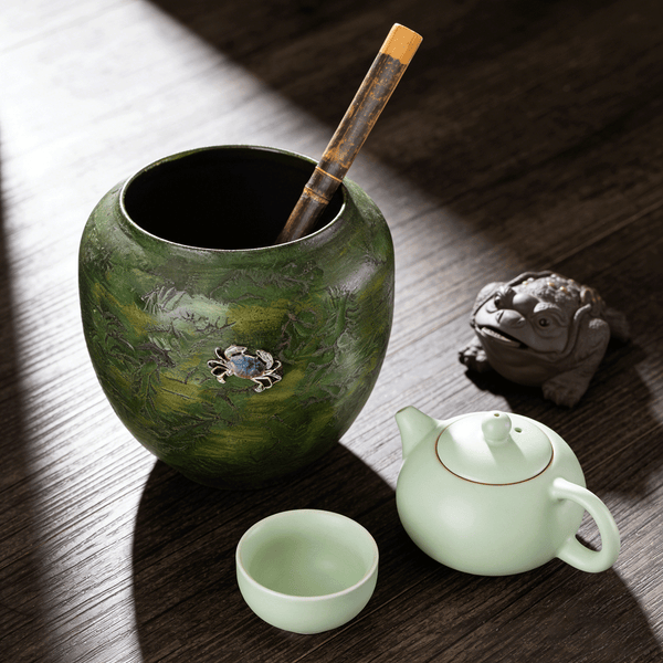 Lacquer Tea Canister with a Playful Touch