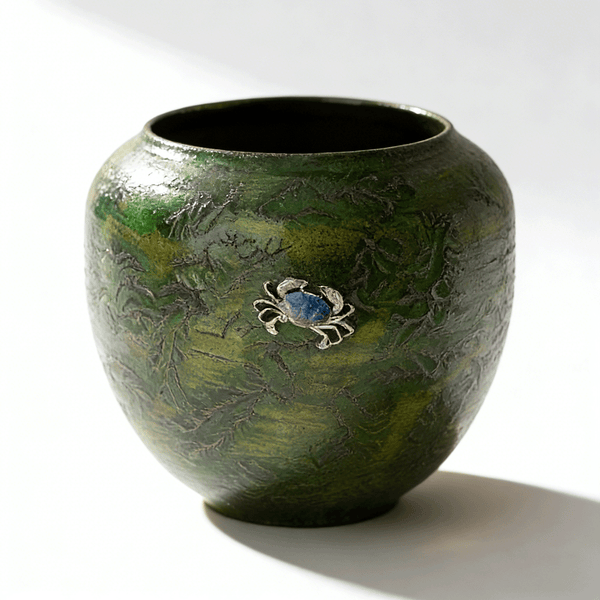 Lacquer Tea Canister with a Playful Touch