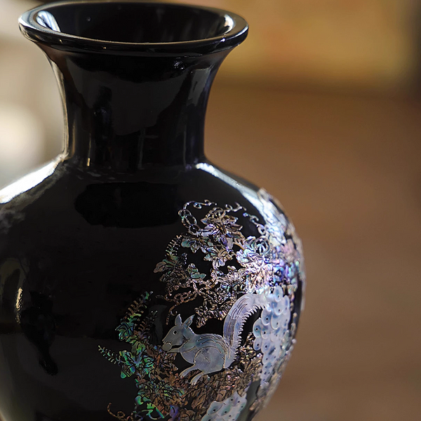 Inlaid Mother-of-Pearl Shuahua Bottle